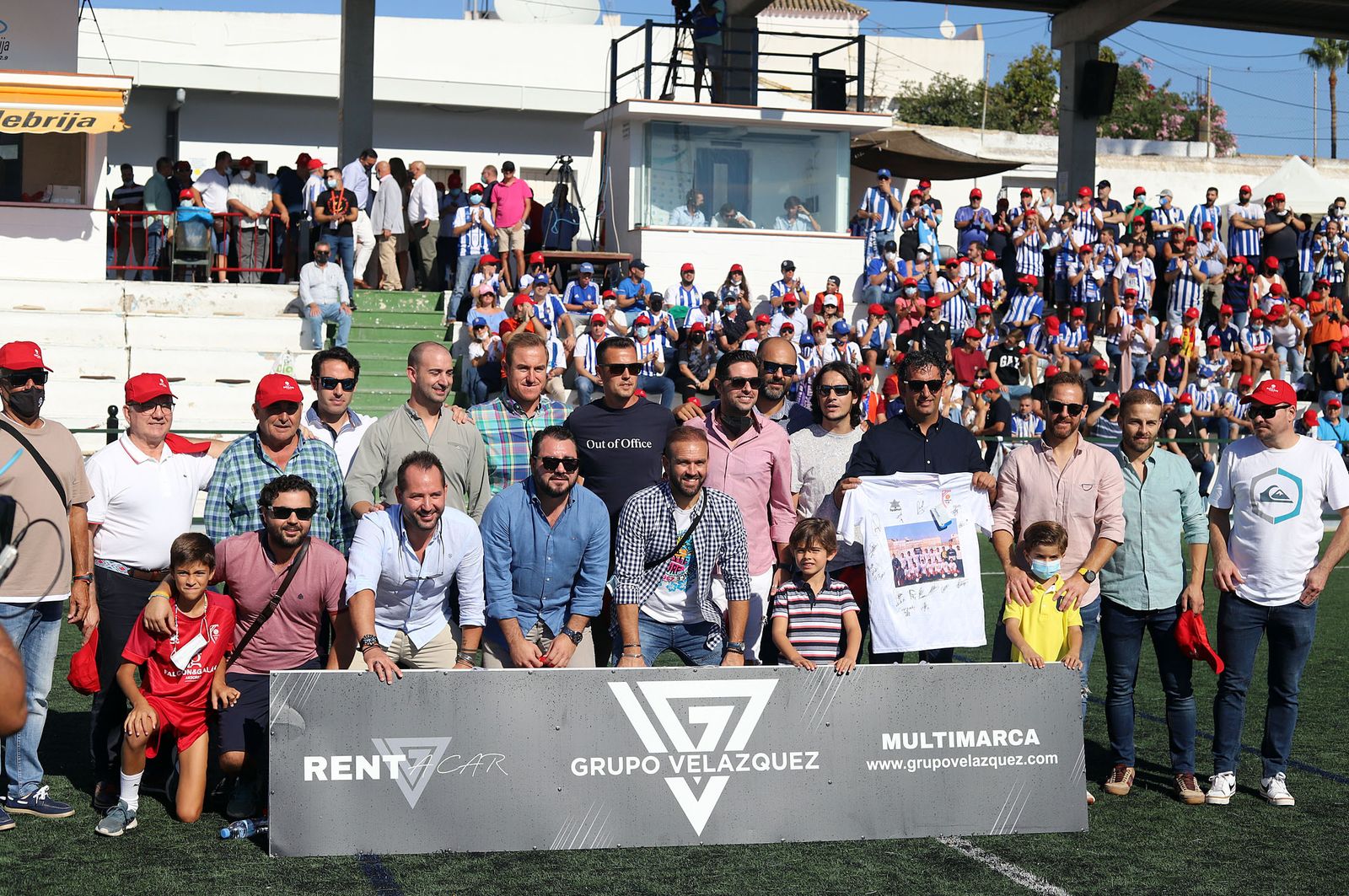 Imágenes de la afición más fiel del Recre en su visita al campo del Antoniano