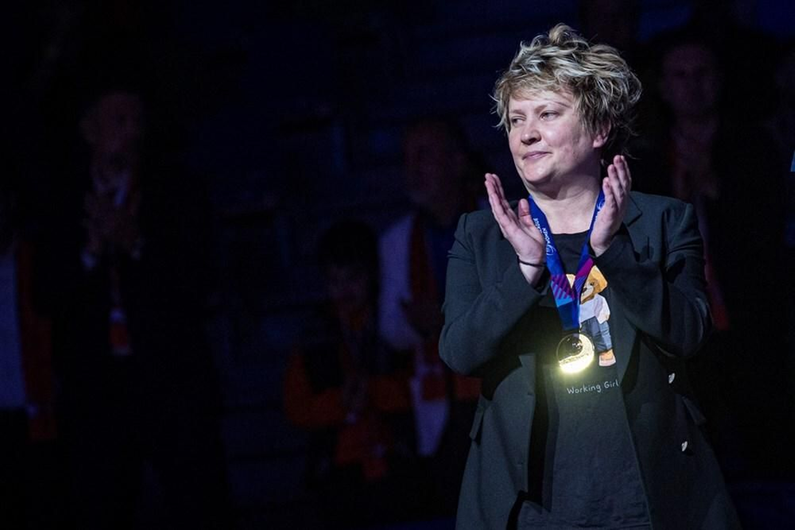 Marina Malkjovic aplaude tras recibir la medalla. Marina Malkjovic aplaude tras recibir la medalla.