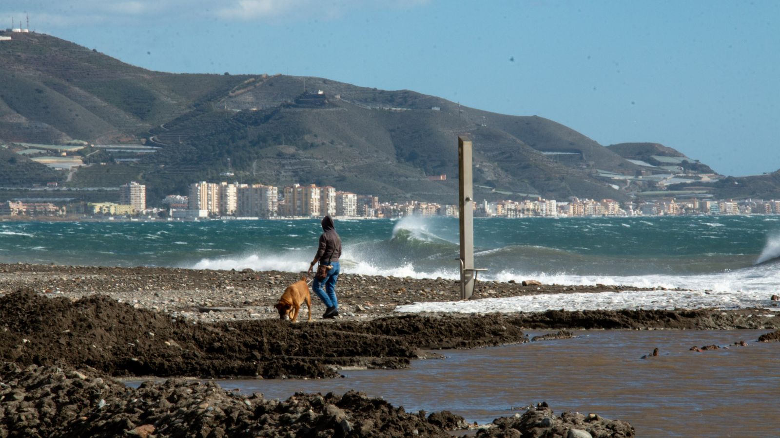 Una de las duchas de Playa de Poniente cerca de la orilla