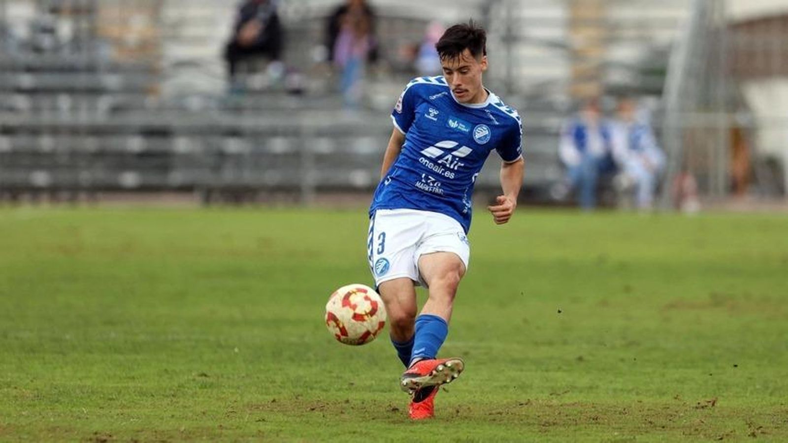 Beny se dispone a golpear el balón en el Pedro Garrido. Beny se dispone a golpear el balón en el Pedro Garrido.