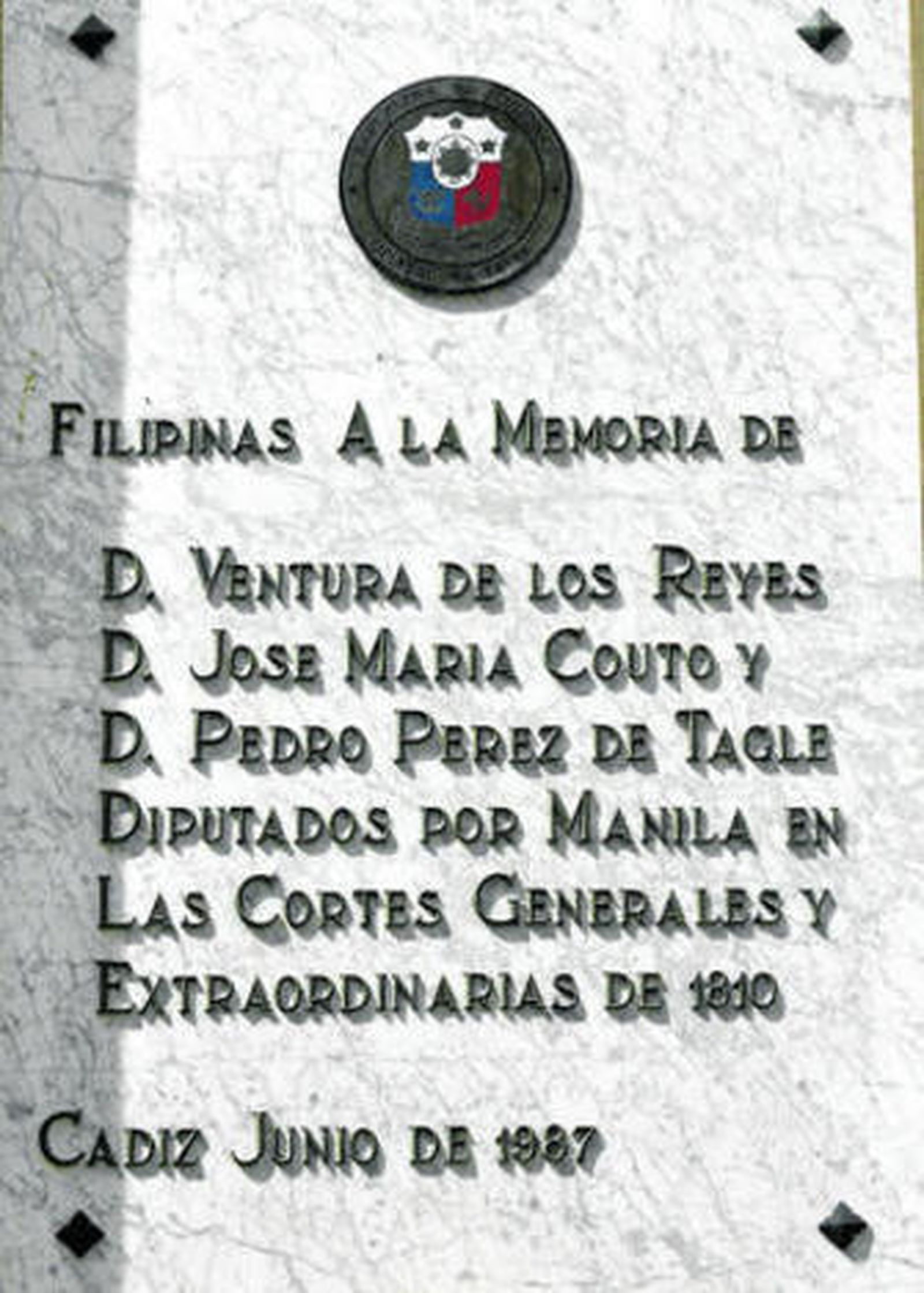 Esta placa en la fachada del Oratorio recuerda la participación de diputados filipinos en las Cortes gaditanas.