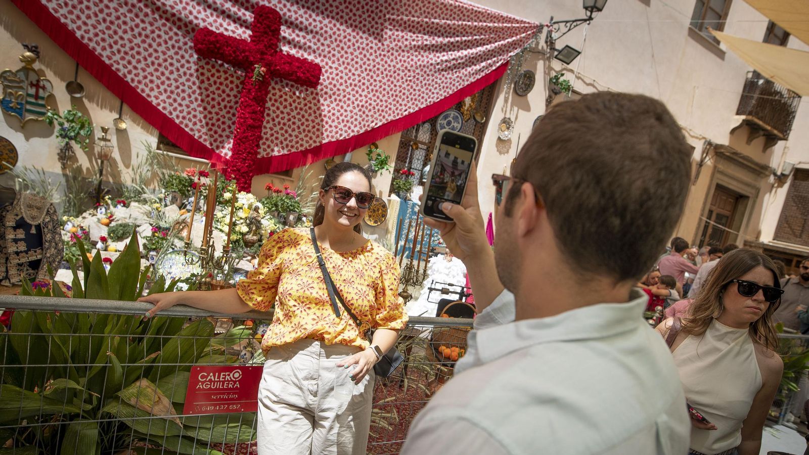 Una joven se fotografía con una cruz