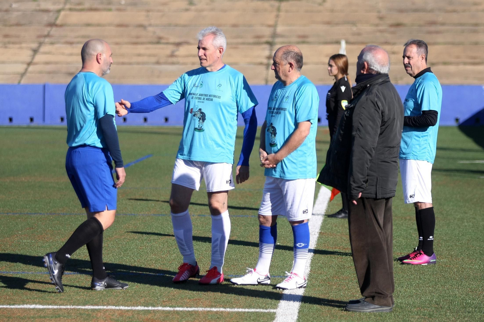 Imágenes del partido homenaje a los árbitros históricos de fútbol de Huelva