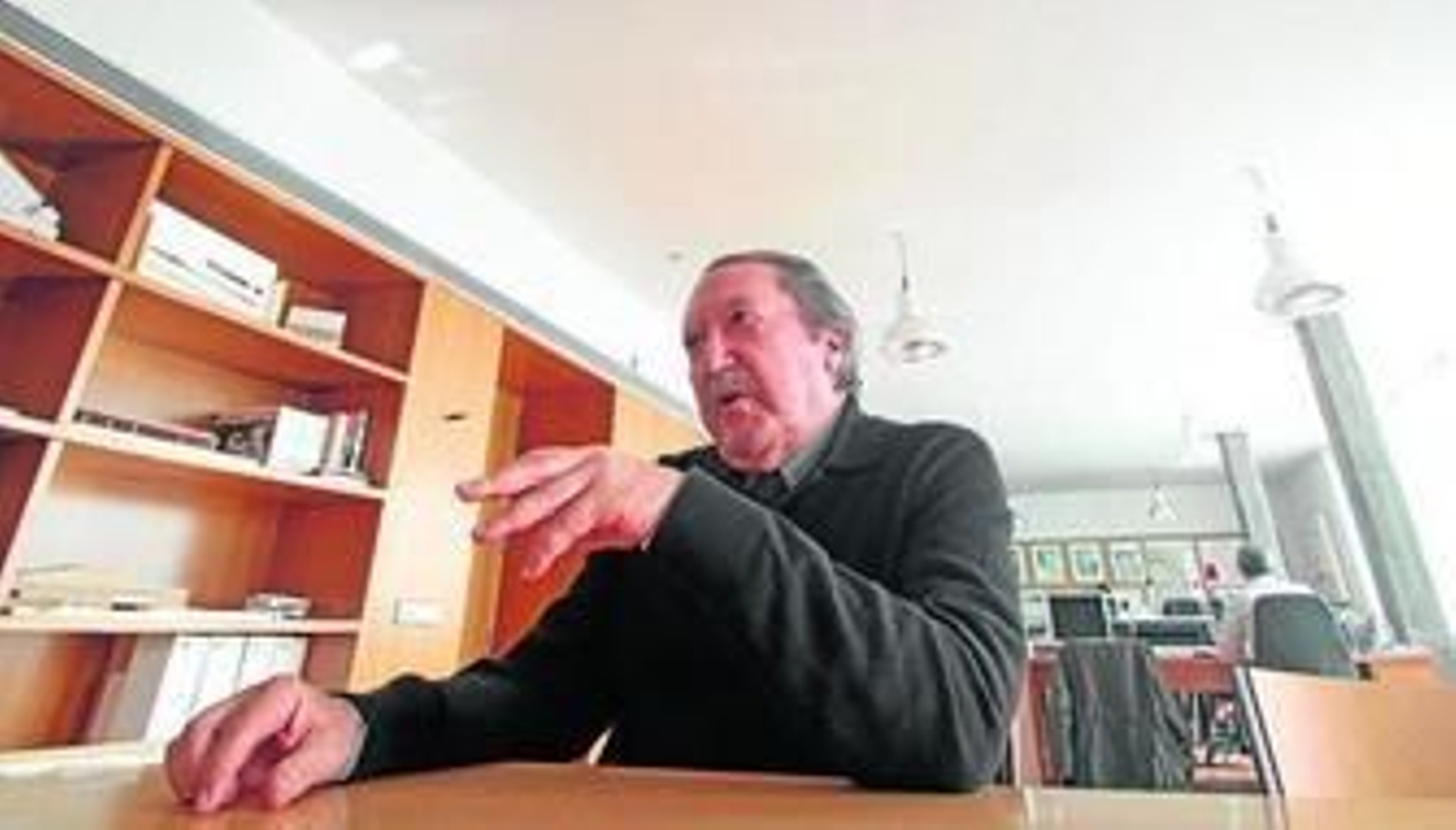 El arquitecto José Antonio Carbajal, en su estudio, durante un momento de la entrevista.