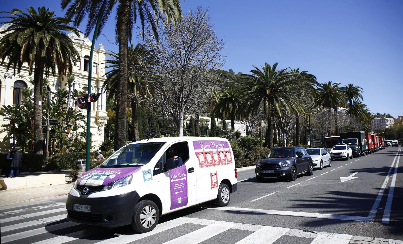 Caravana de vehículos en la protesta del sector de la hostelería.