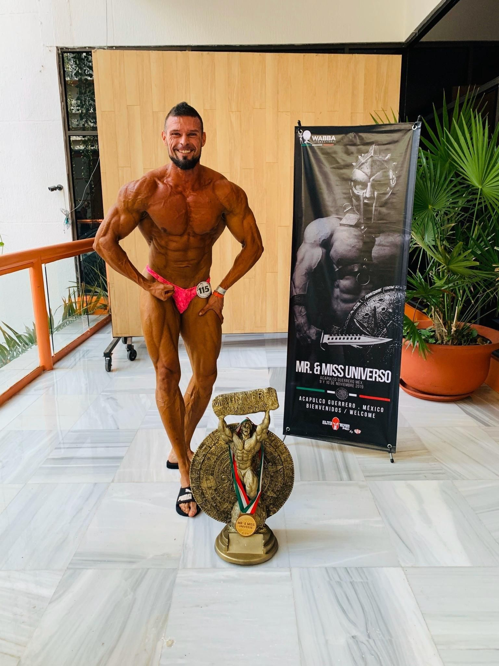 Andrés, con el título.