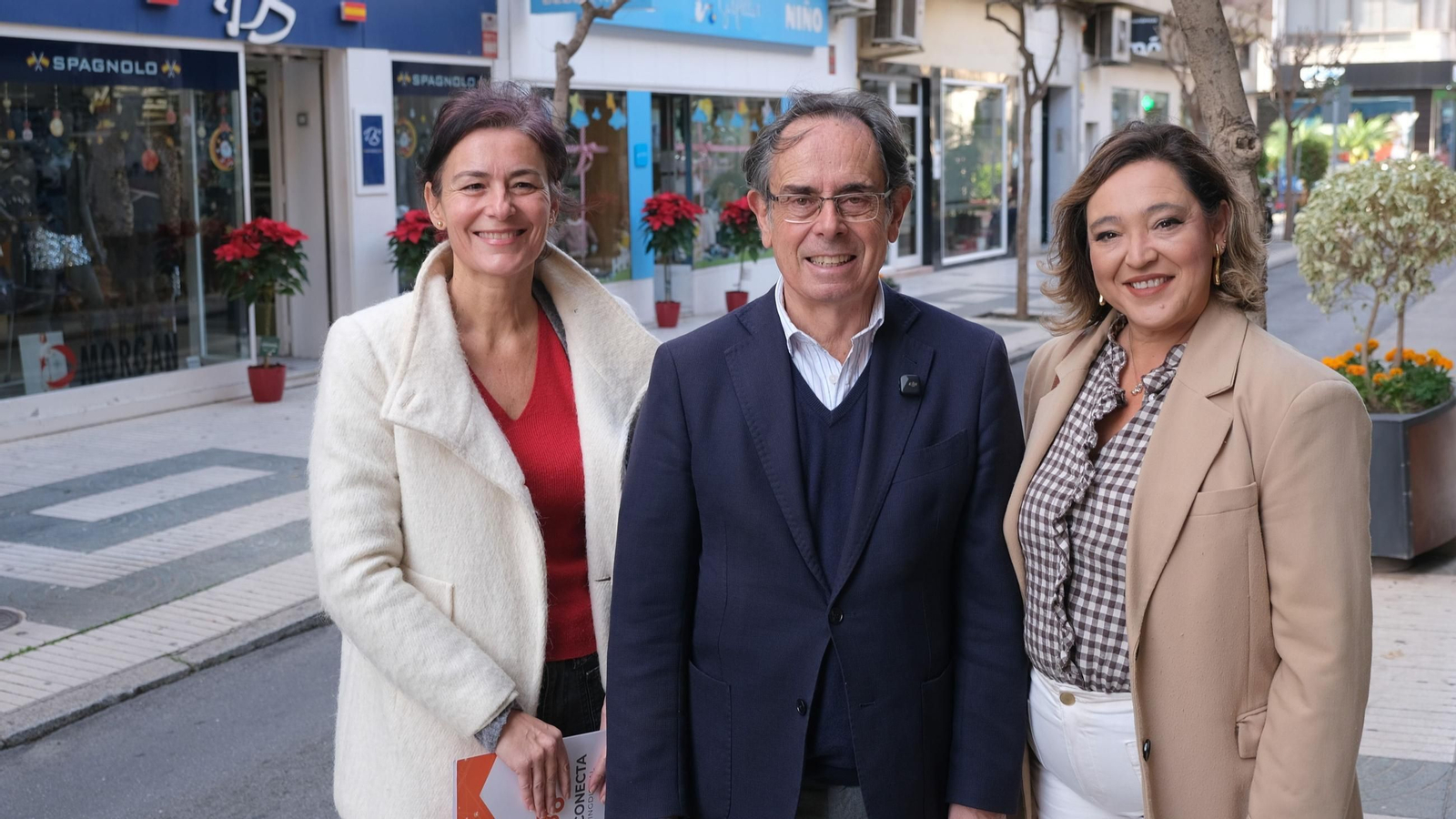 Julio Rodríguez, presidente de la Cámara, y Susana Peña, concejala de Comercio, han supervisado la entrega de las plantas