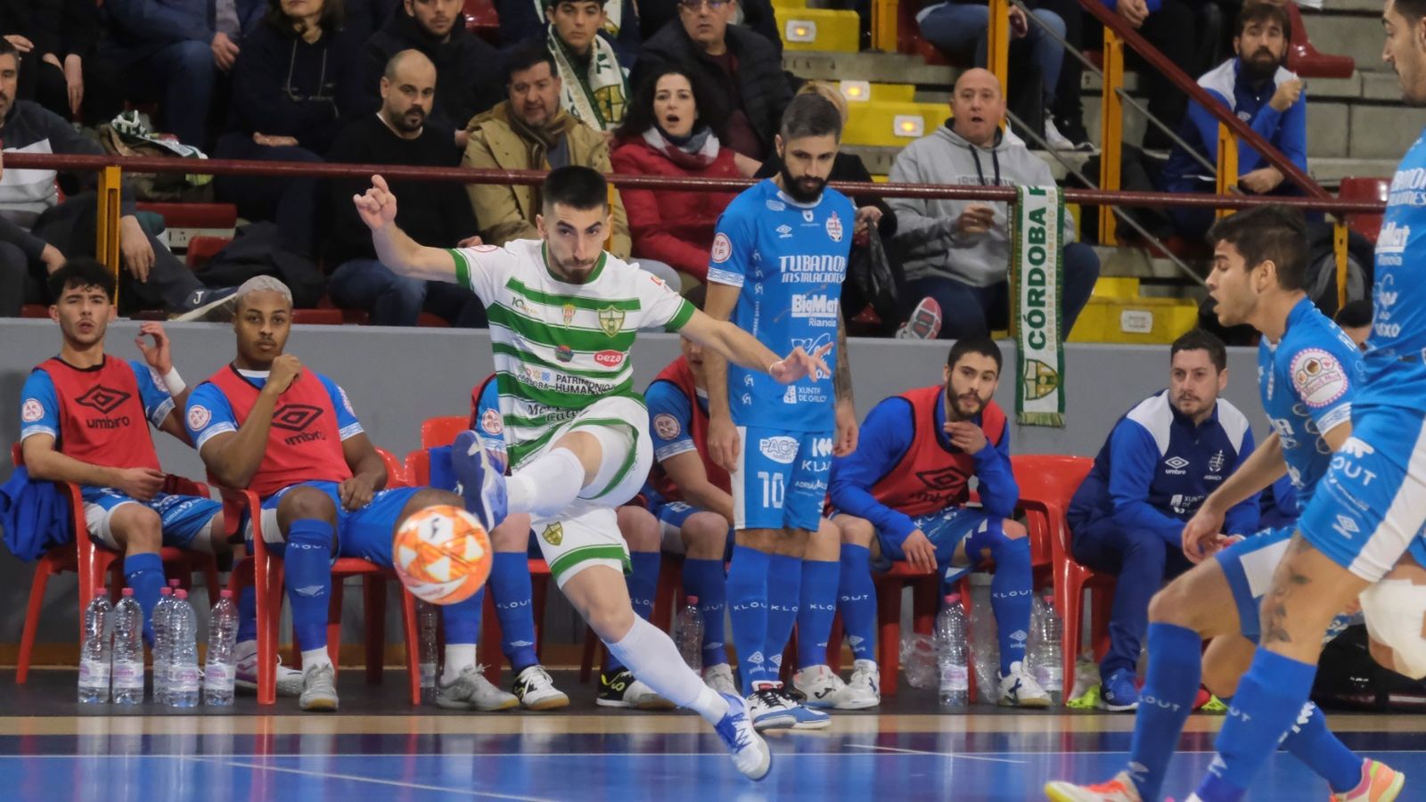 Lucas Bolo ejecuta un disparo ante el Noia.