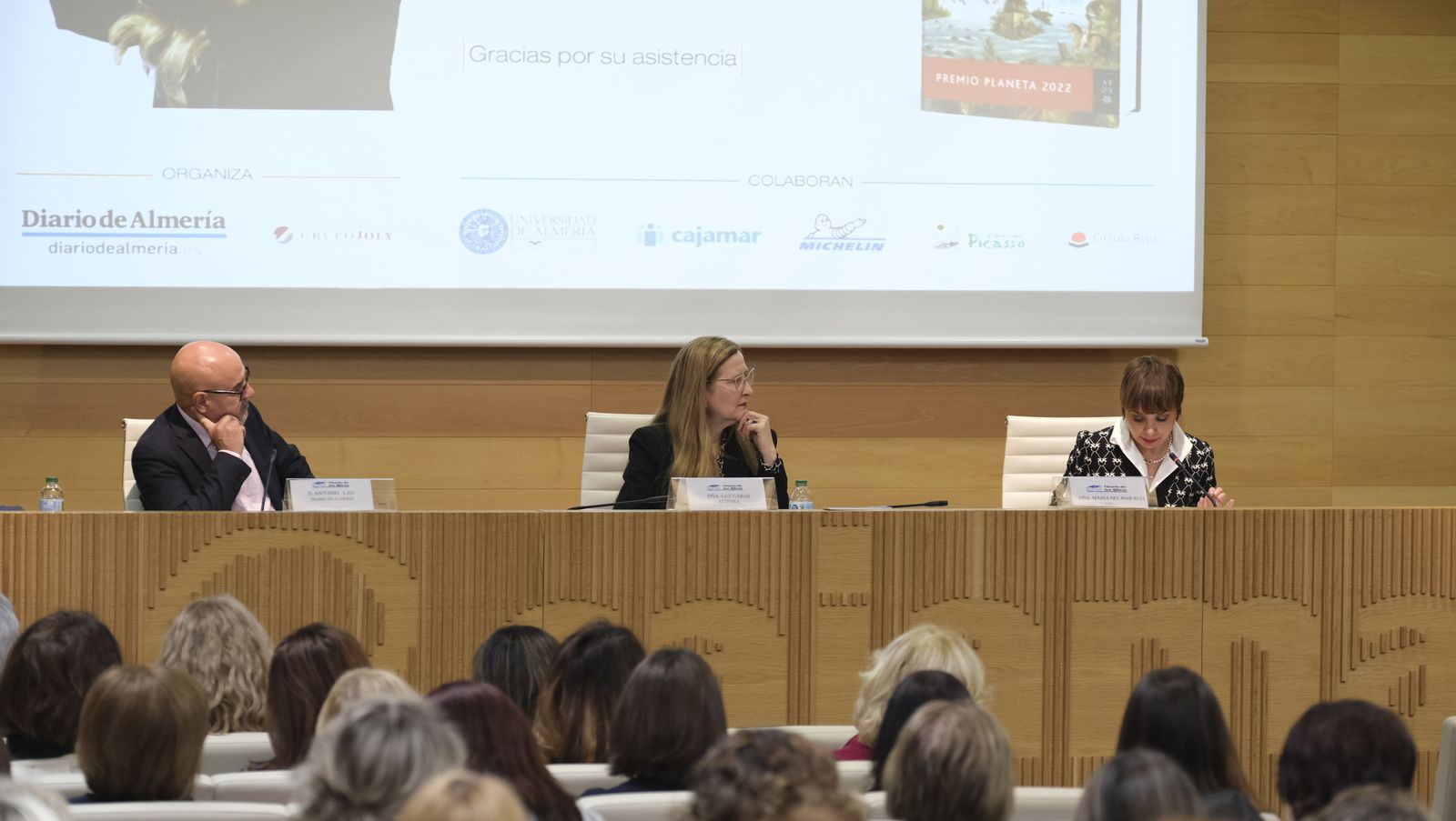 Imágenes del Diario de los Libros con la escritora ganadora del Premio Planeta 2022, Luz Gabás