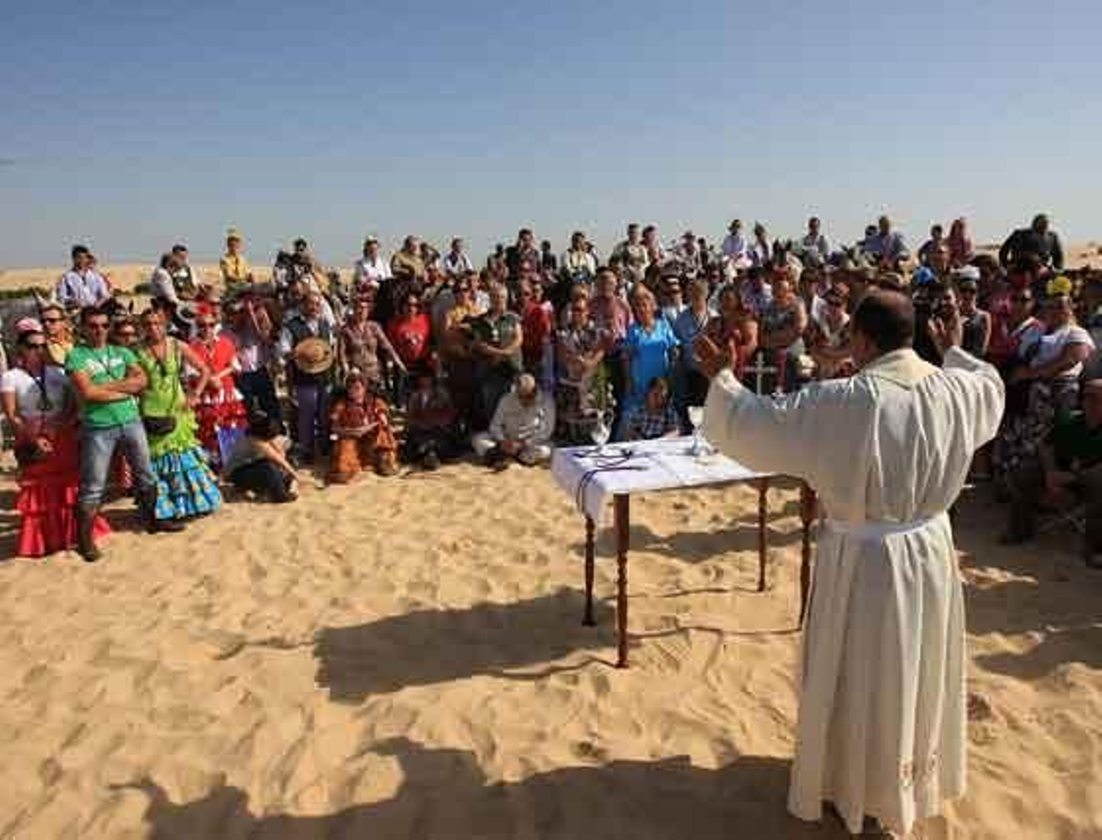 Los romeros escuchan las palabras del padre Martín Alexis en el Cerro de los Ánsares.

Foto: Juan Carlos Toro
