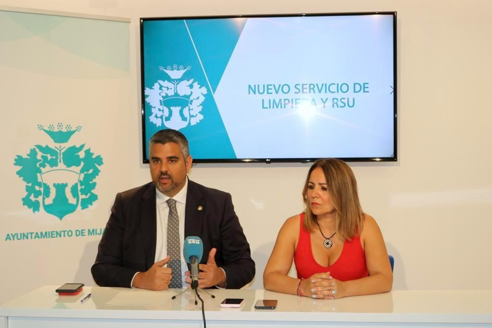 El alcalde de Mijas, Josele González; y la edil de Limpieza, Laura Moreno.