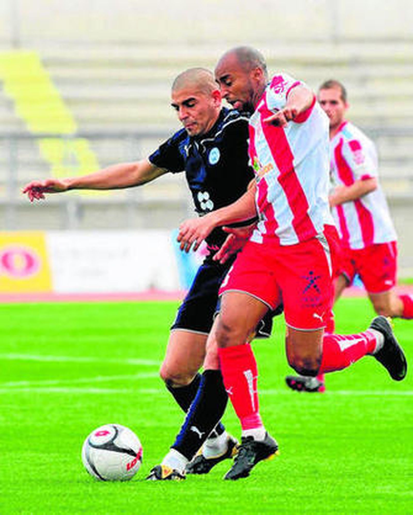 Bezares (i) pugna con un adversario durante un partido de Liga.