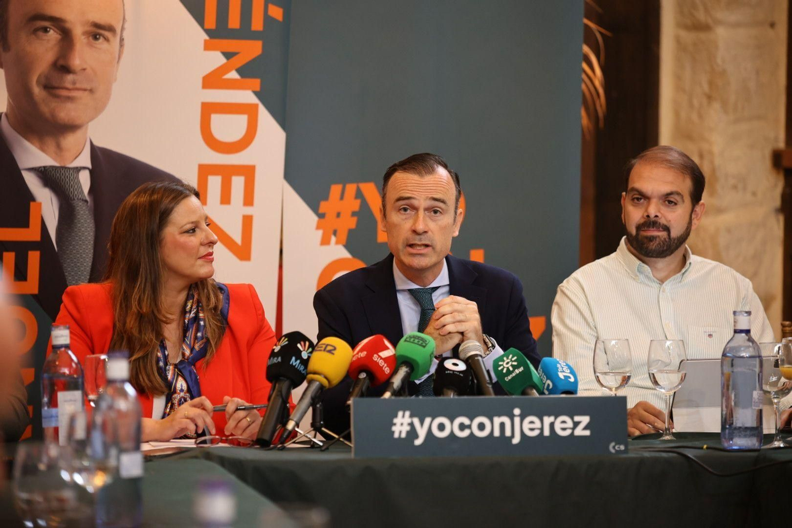 El candidato de Ciudadanos, Manuel Méndez, con Estefanía Brazo y Francisco Javier Zuasti. El candidato de Ciudadanos, Manuel Méndez, con Estefanía Brazo y Francisco Javier Zuasti.