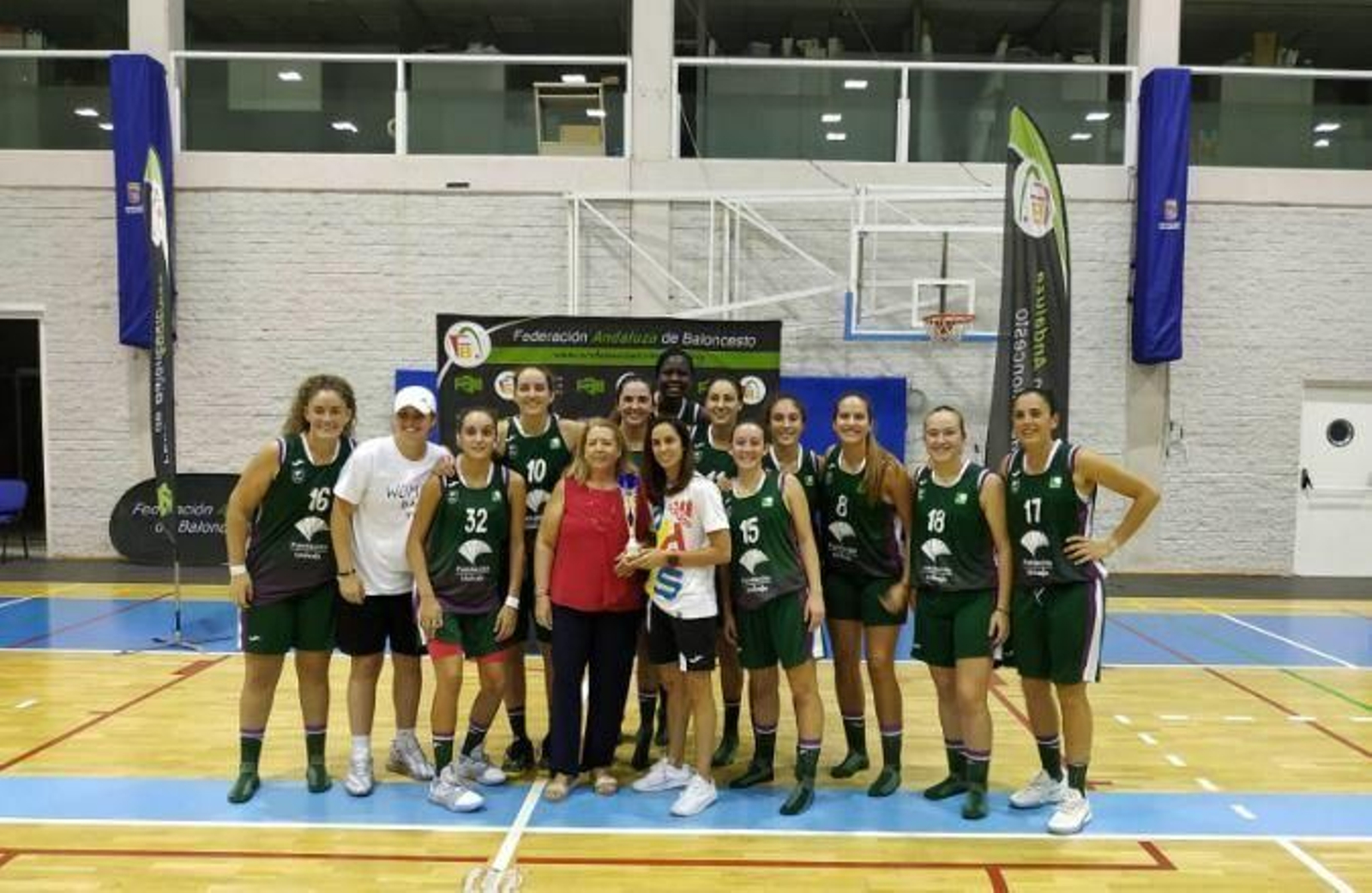 La plantilla del Unicaja Femenino, con el título.