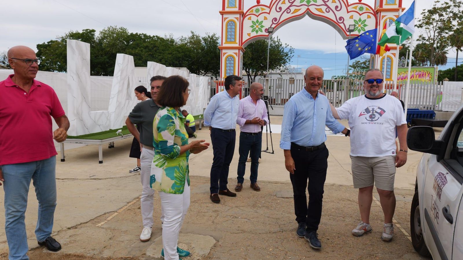El alcalde de Lepe, Juan Manuel González, junto a  varios miembros del equipo de gobierno municipal en el recinto de las fiestas.