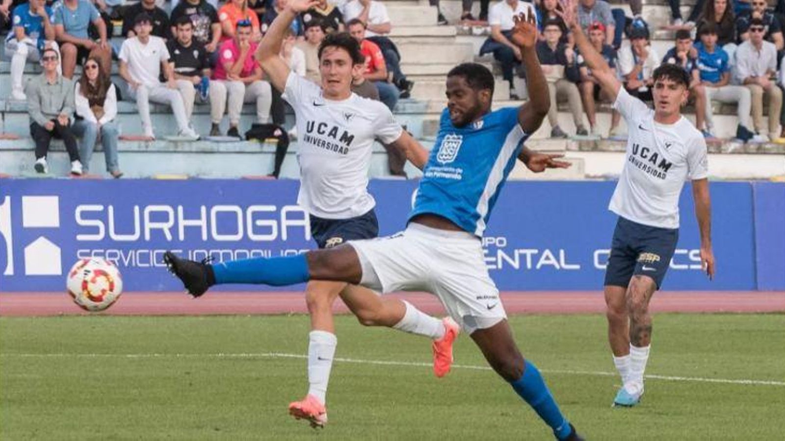 Vanderson toca el esférico para establecer el tanto del empate para el San Fernando