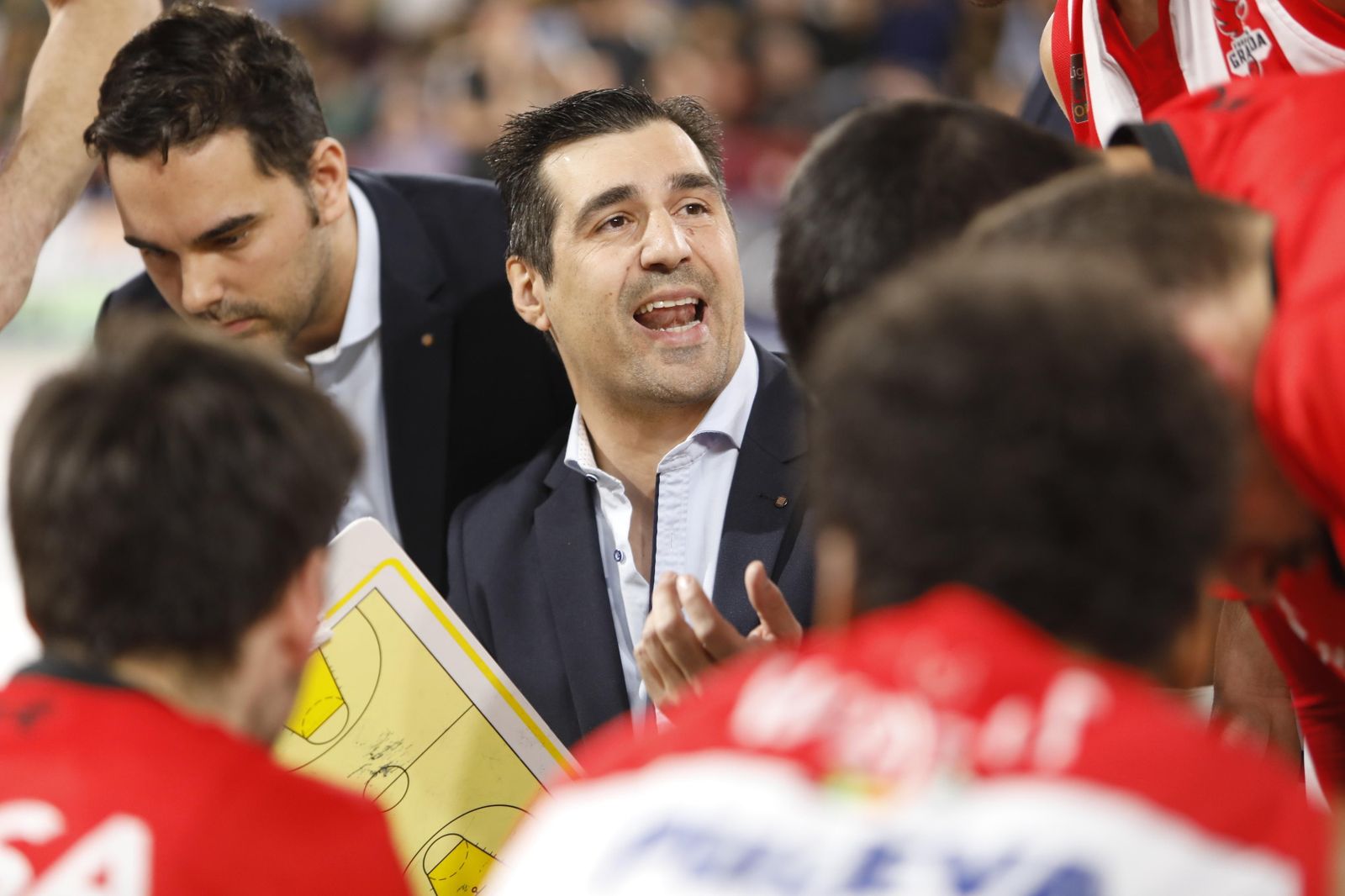 Pablo Pin, rodeado de sus jugadores durante un tiempo muerto en el partido ante el Palencia