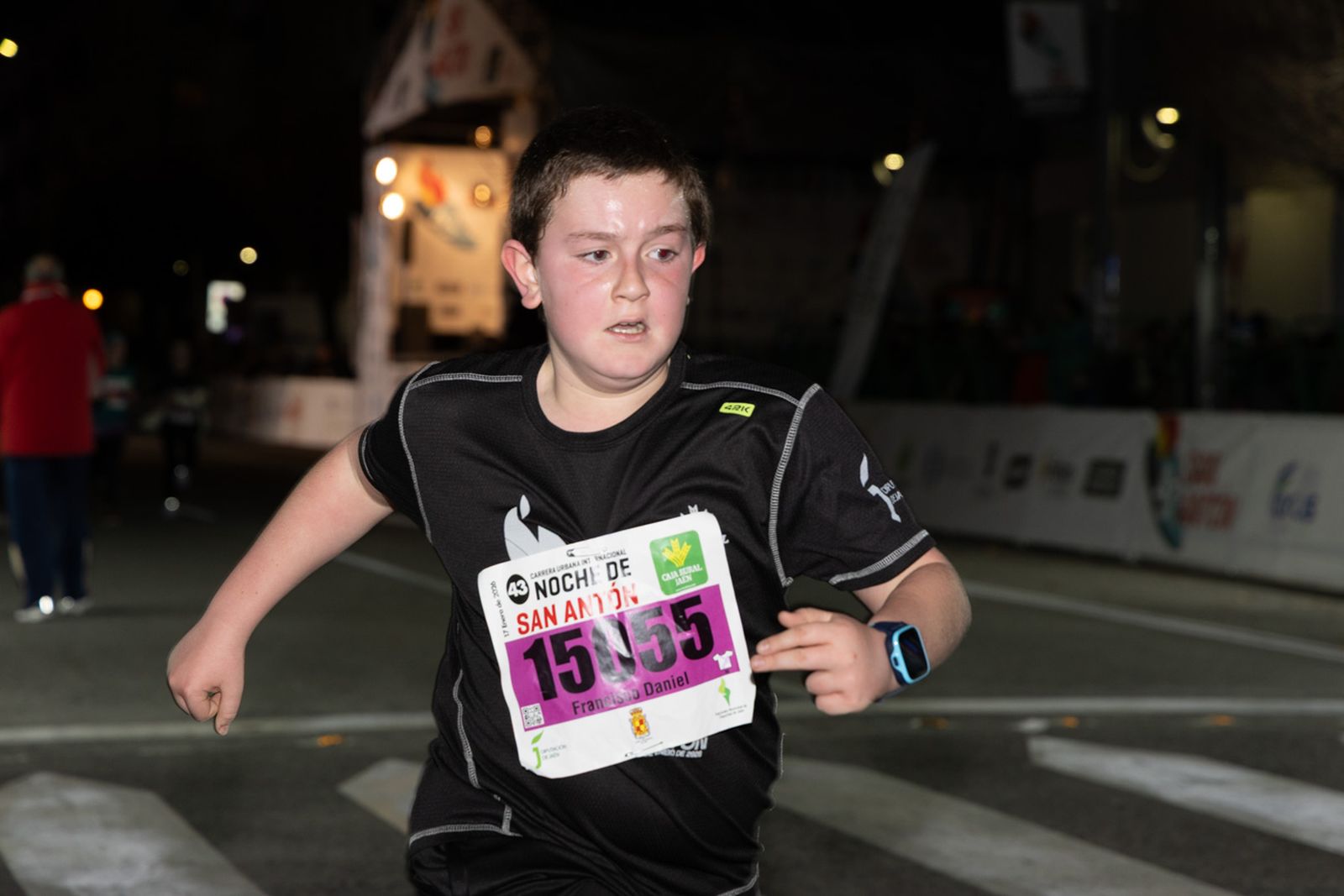 En imágenes: 2.000 atletas brillan con luz propia en la infantil de la Carrera de San Antón 2026