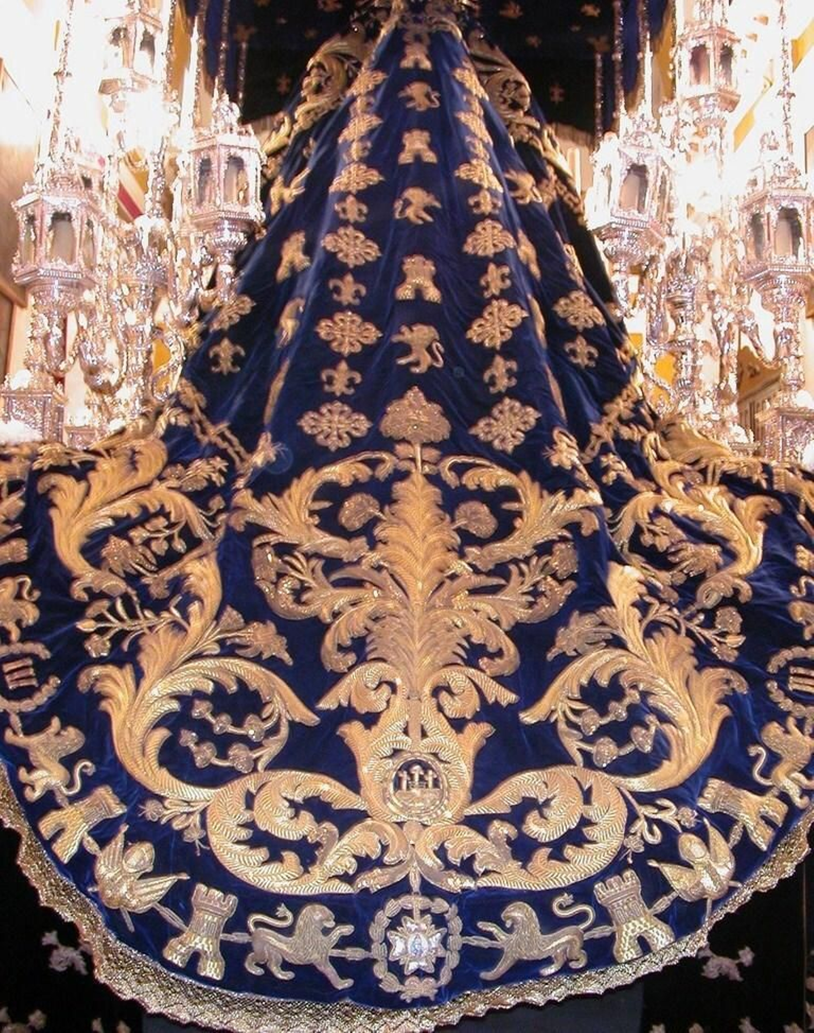 Manto de la Virgen de Montserrat, cuyo perímetro reproduce el collar de la orden de Carlos III.