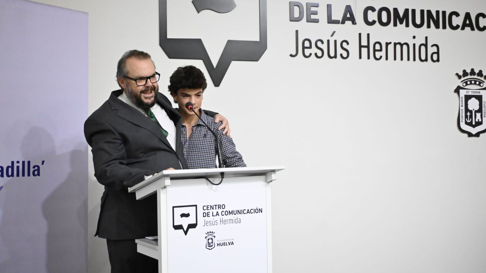 Luis de Vega abraza a su hijo durante un momento de su intervención.