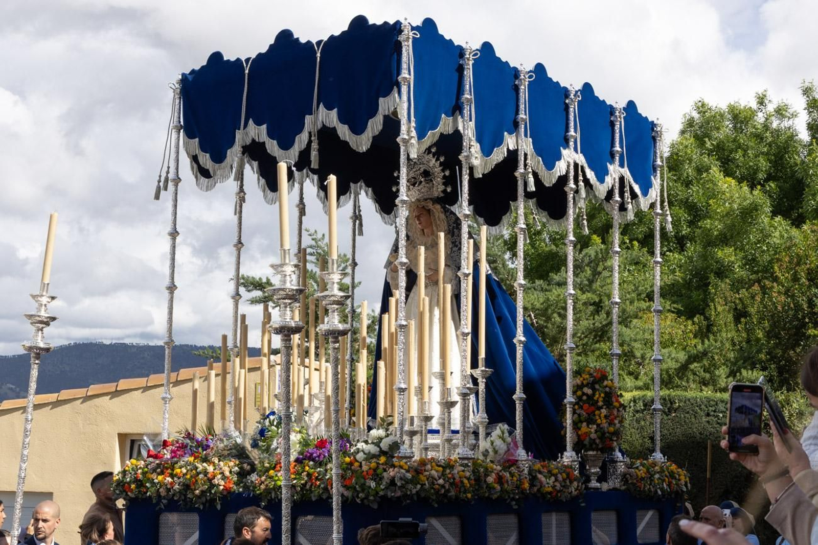 La temida lluvia impide el desarrollo normal de este Martes Santo