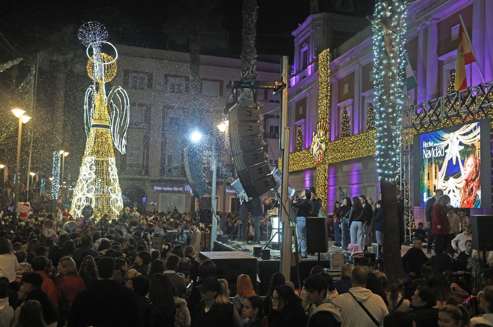 Imágenes de la nevada y alumbrado navideño en Huelva