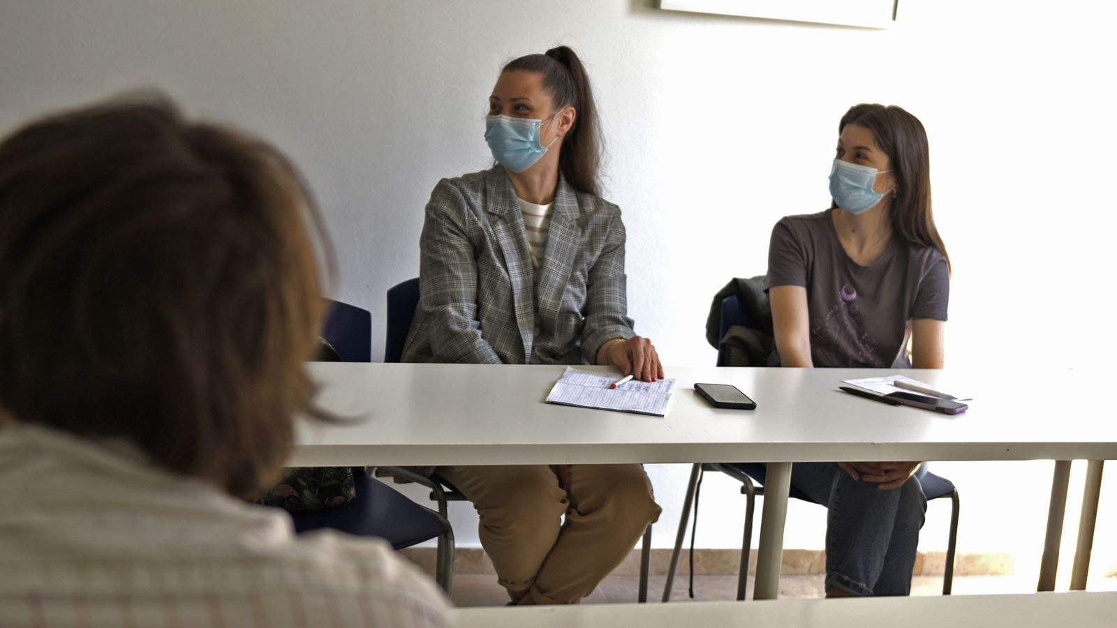 Natalia y Yulia acaban de llegar de Ucrania y son alumnas de las clases de español que da Cruz Roja.