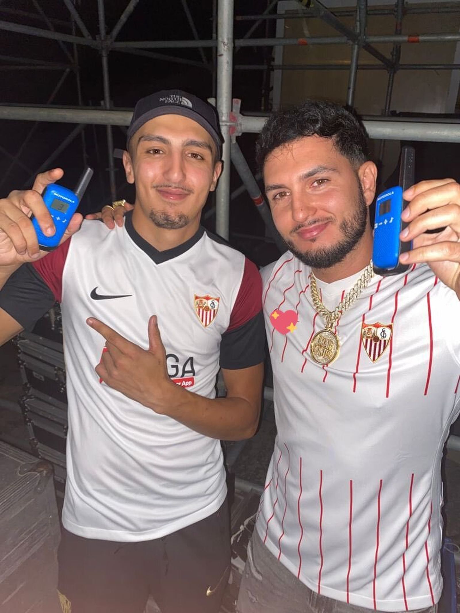 Omar Montes, portando la elástica sevillista anteriormente junto a Morad
