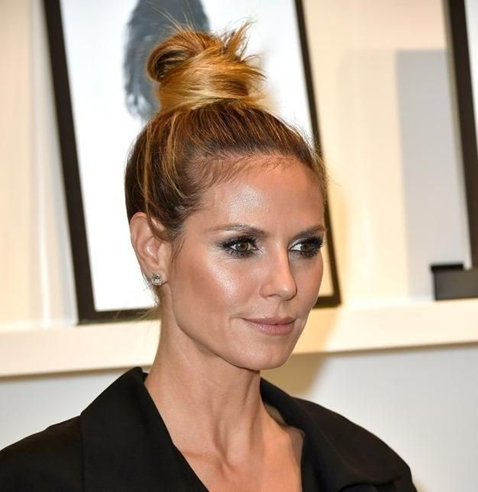 Moño alto para una cara cuadrada.