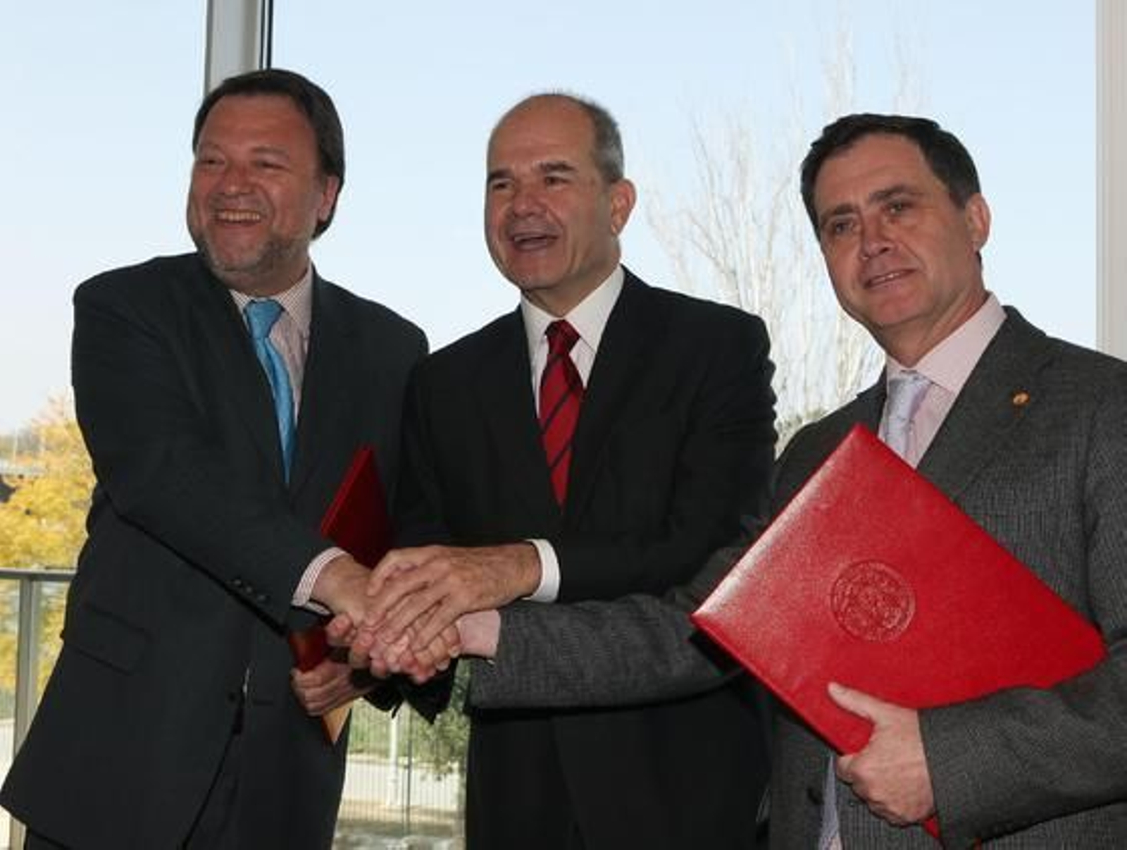 El vicepresidente tercero del Gobierno, Manuel Chaves, el alcalde de Sevilla, Alfredo Sánchez Monteseirín, y el rector de la Hispalense, Miguel Luque, estrechan la mano durante el acto inaugural.

Foto: José Ángel García