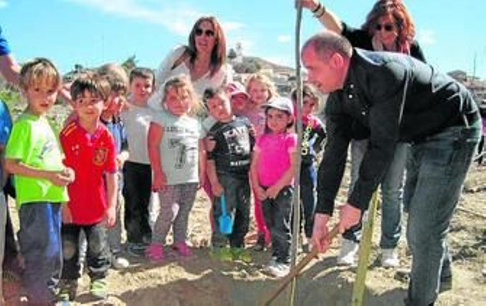 Antonio Martínez se ha implicado en la plantación con los pequeños.