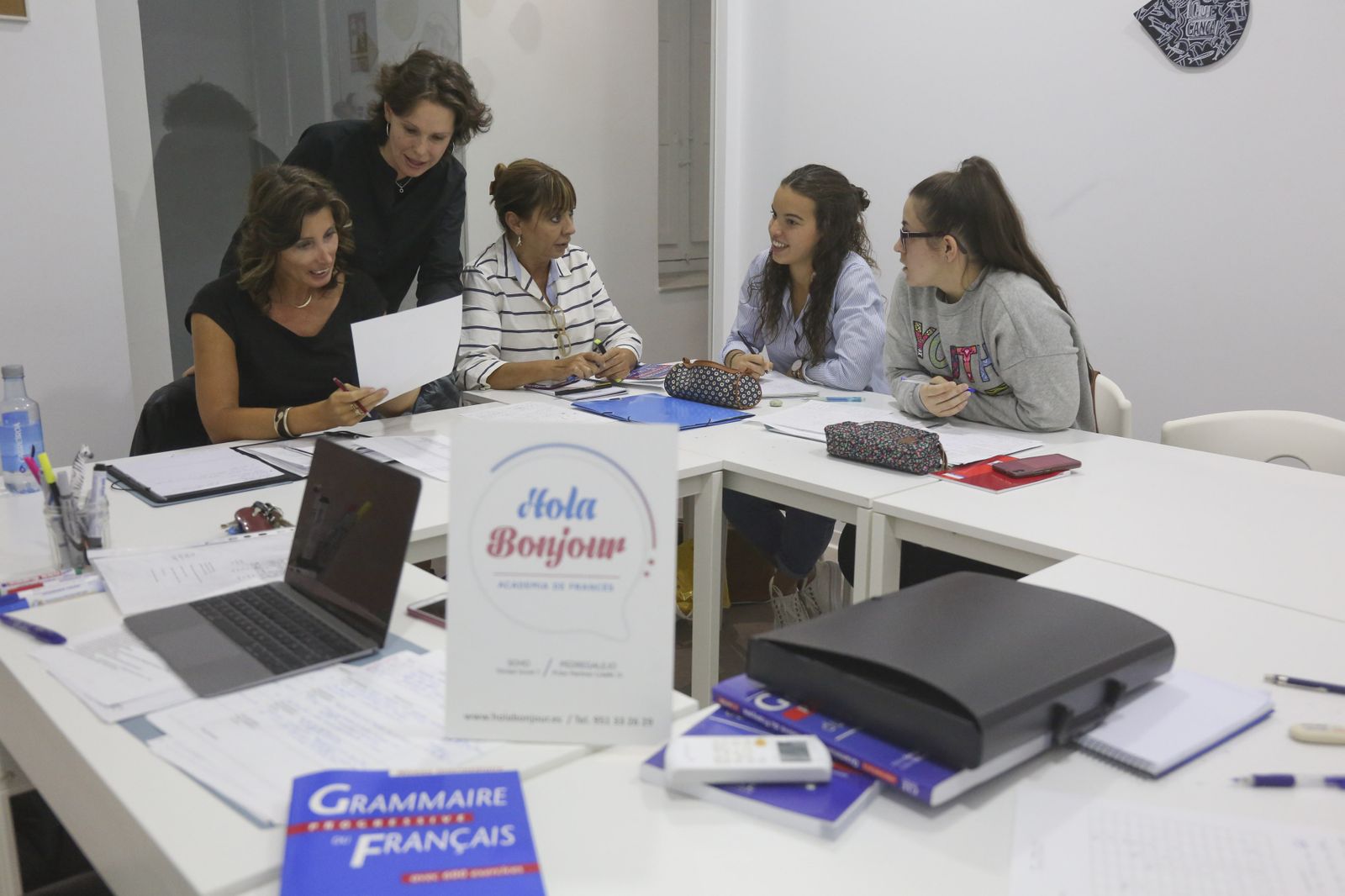 Isabelle Guitton, con un grupo de alumnas en Hola Bonjour.