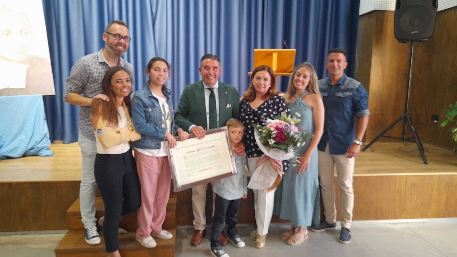 Antonio Moreno, con su familia, tras recibir el reconocimiento.