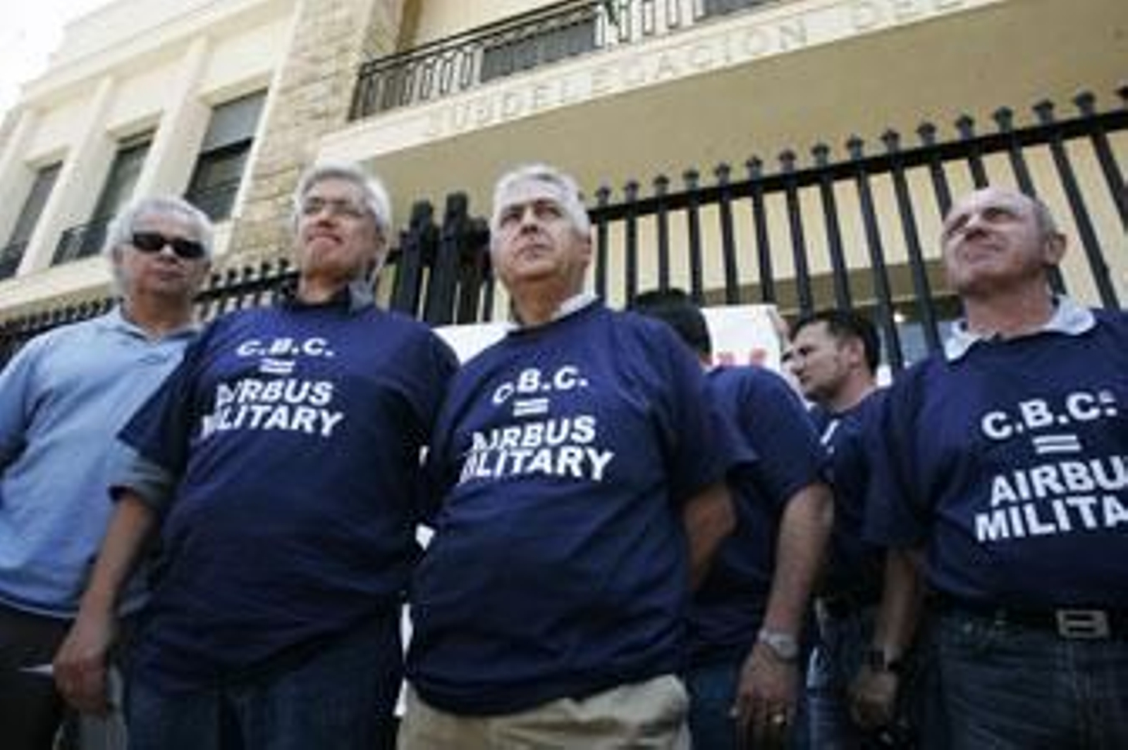 Los presidentes de Airbus, Francisco Heredia –izquierda–, y del CBC, Miguel Velázquez, ante la Subdelegación. /Lourdes de Vicente