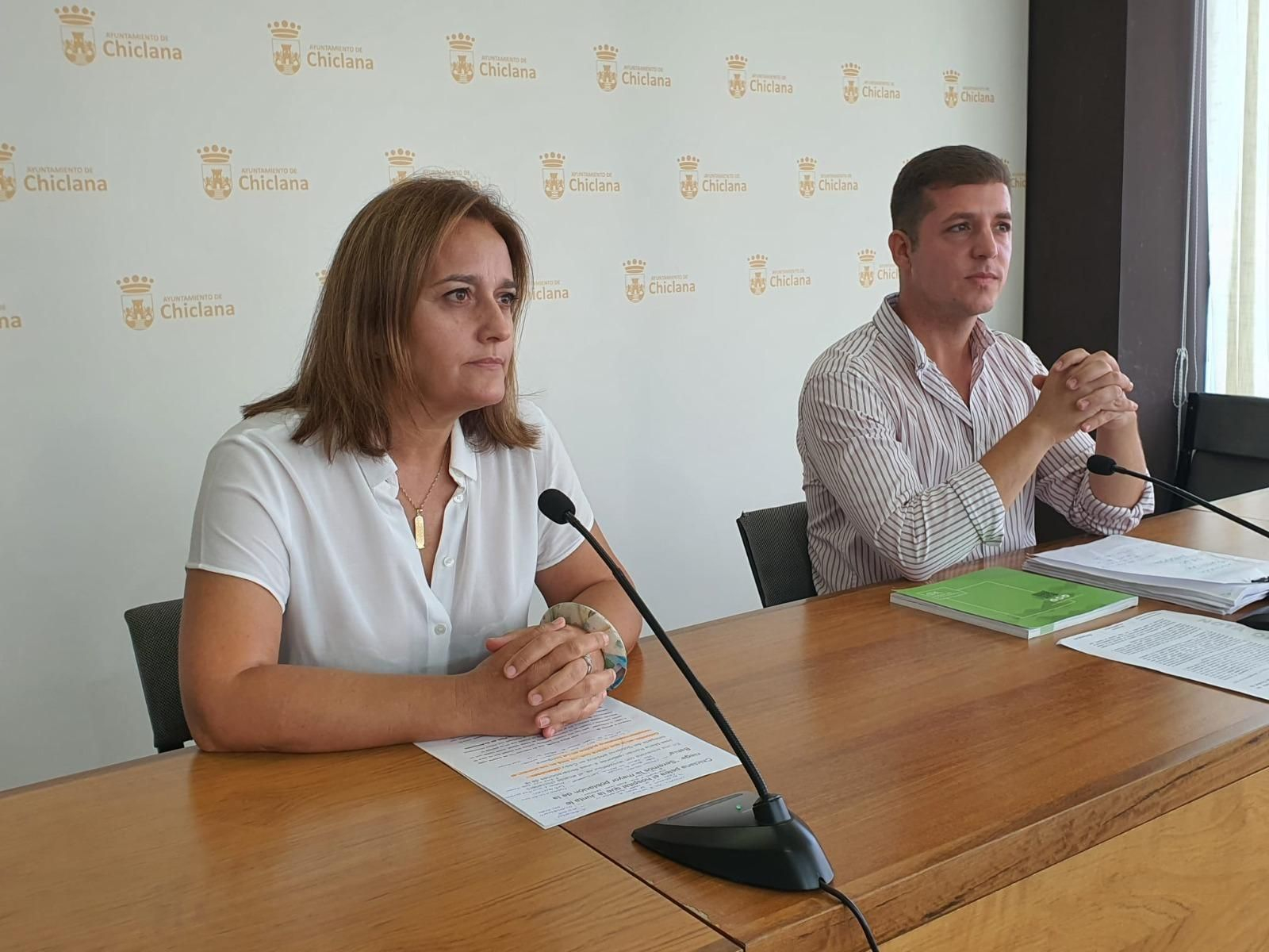 La portavoz del gobierno municipal de Chiclana, Ana González, y el delegado de Salud, José Alberto Cruz