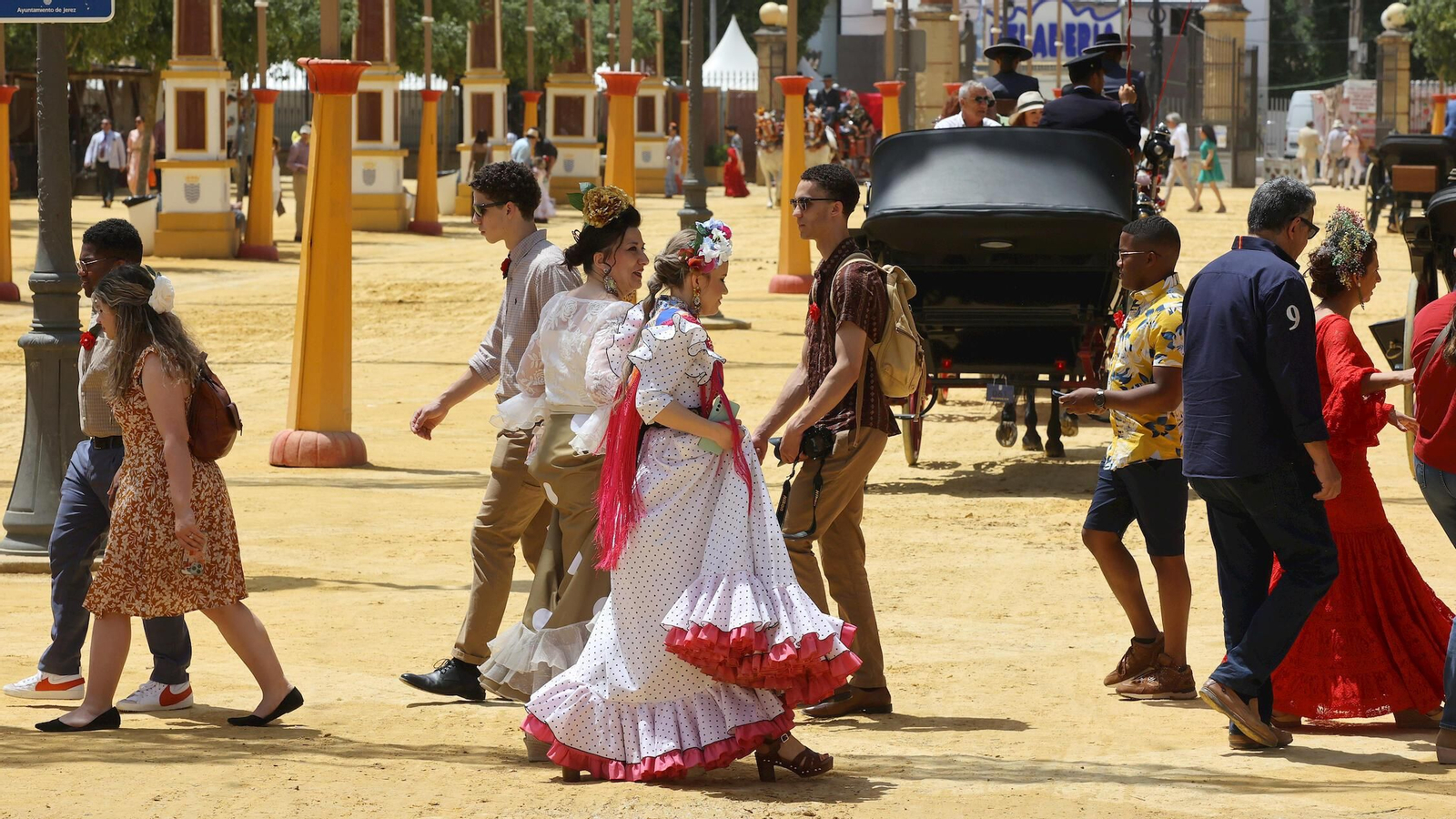 Un grupo de turistas paseando por la Feria de Jerez en una imagen de archivo