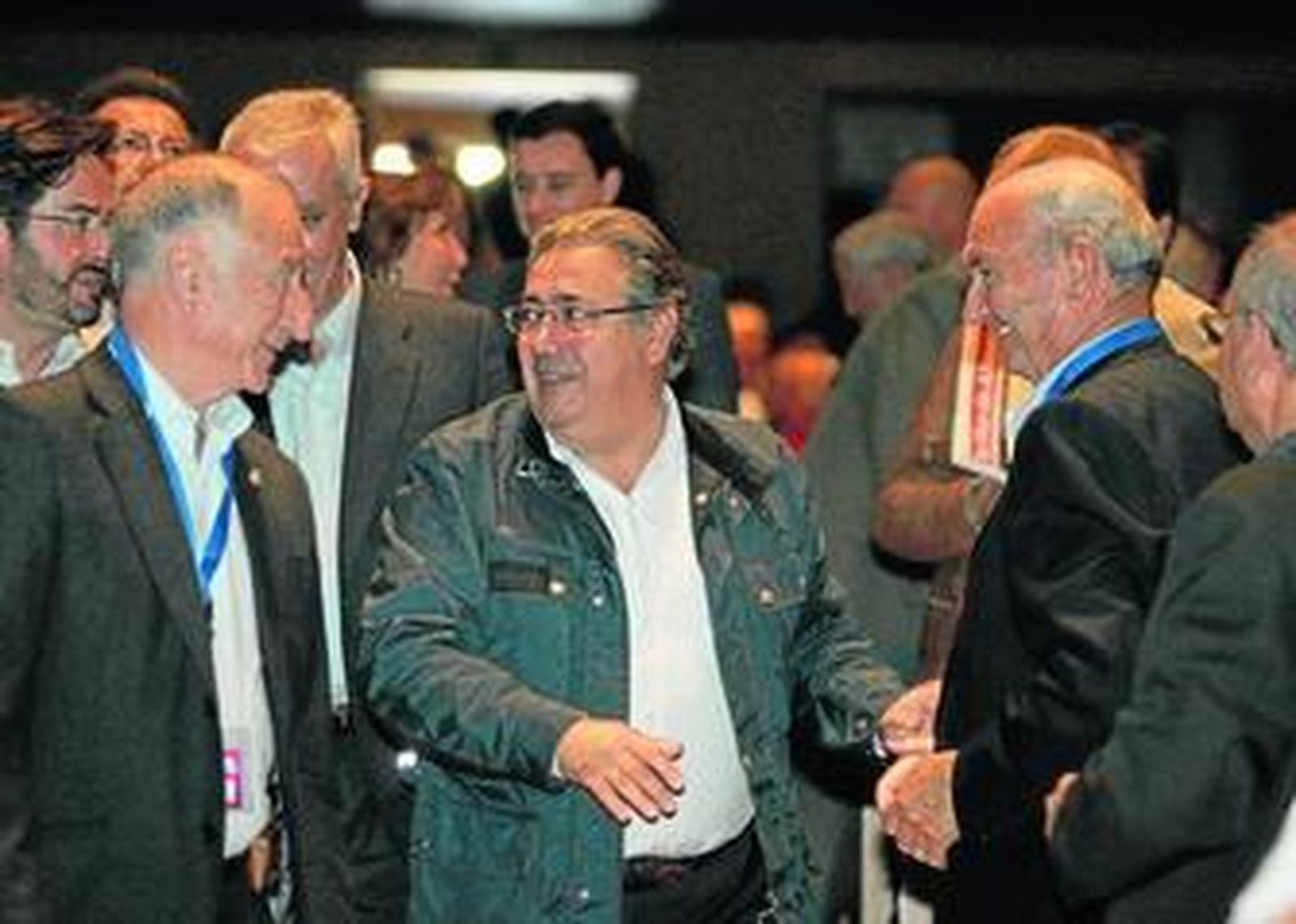Gabriel Amat acompaña a Juan Ignacio Zoido en su llegada al congreso.
