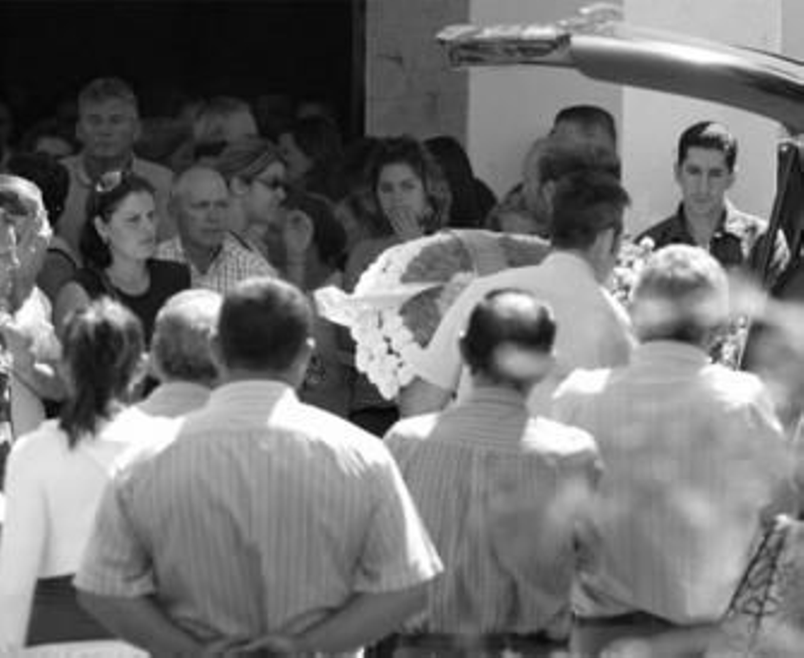 Familiares, conocidos y vecinos de la víctima asistieron ayer al funeral de la joven asesinada.