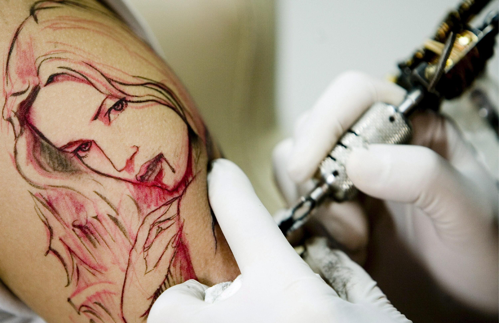 Cien tatuadores se reúnen en Granada en una convención internacional en Fermasa