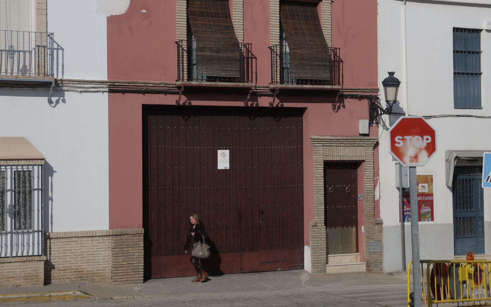 Una mujer pasea por donde fue el accidente