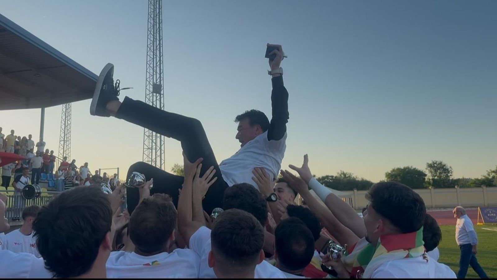 Rafa Escobar, manteado tras el ascenso.