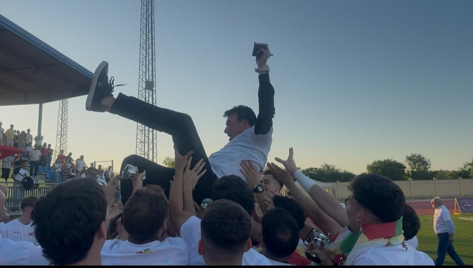 Rafa Escobar, manteado tras el ascenso.