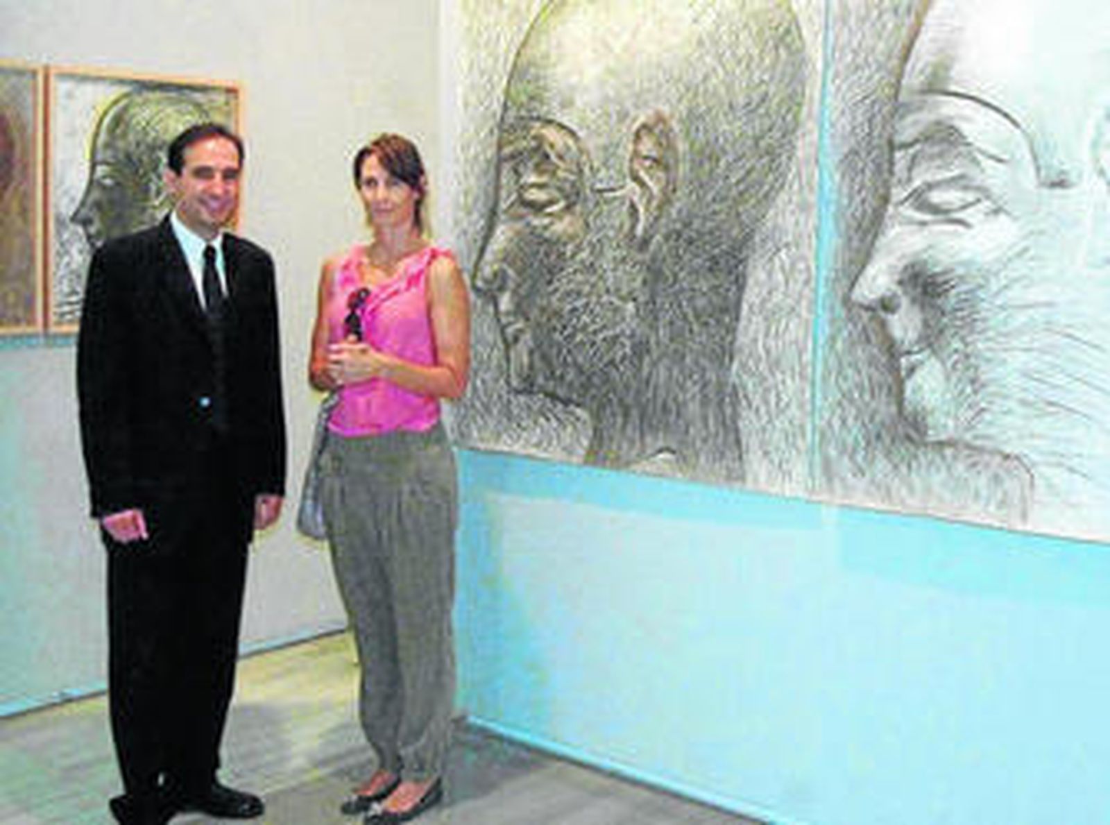 Antonio José Lucas junto a Ana Navarro viendo ayer la exposición en el Museo Arqueológico.