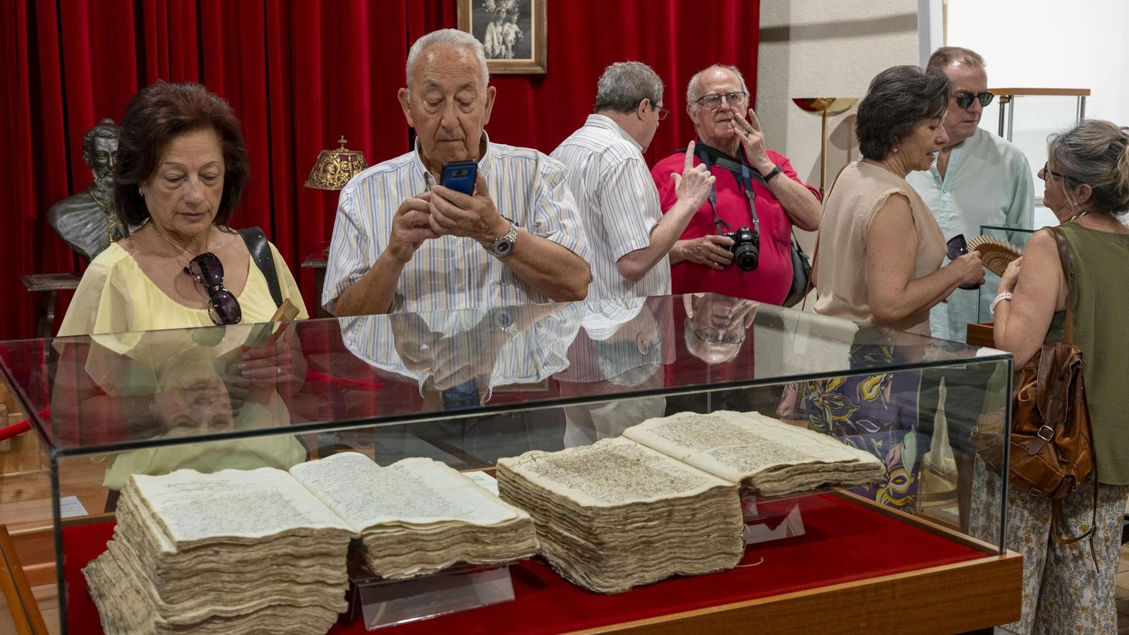 Visitantes a la exposición Cervantes y San Juan de la Cruz en Jaén, la ciudad del dragón. Visitantes a la exposición Cervantes y San Juan de la Cruz en Jaén, la ciudad del dragón.