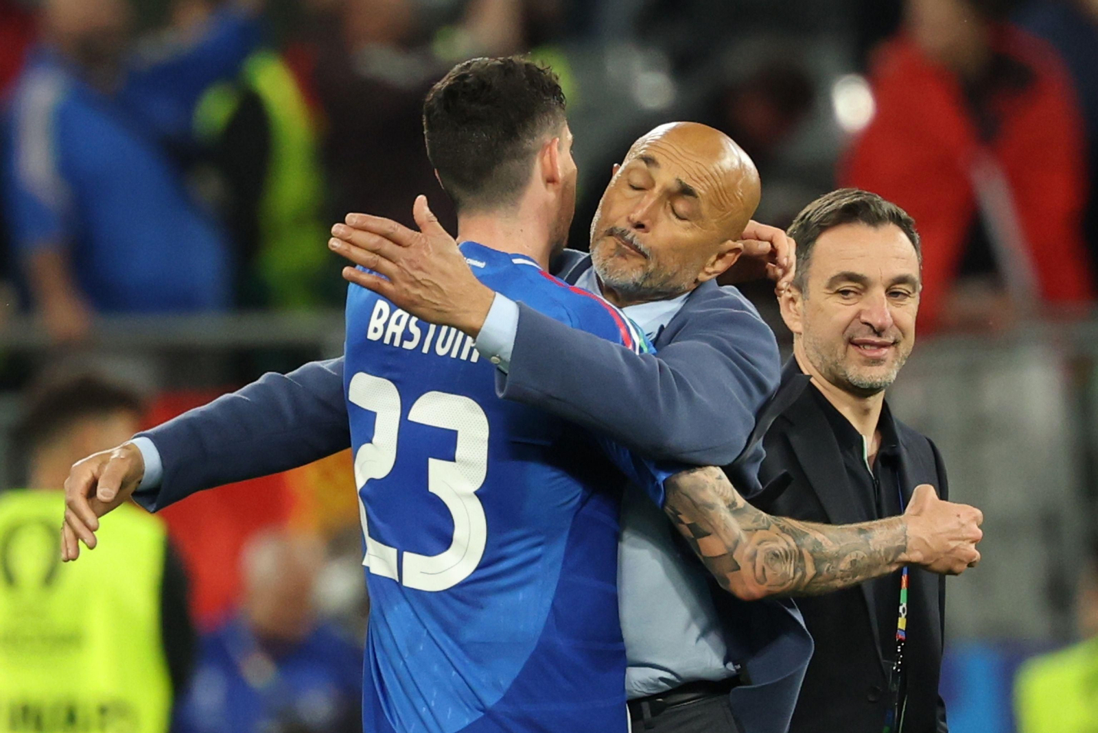 Luciano Spalletti felicita a Bastoni, autor del primer gol italiano.