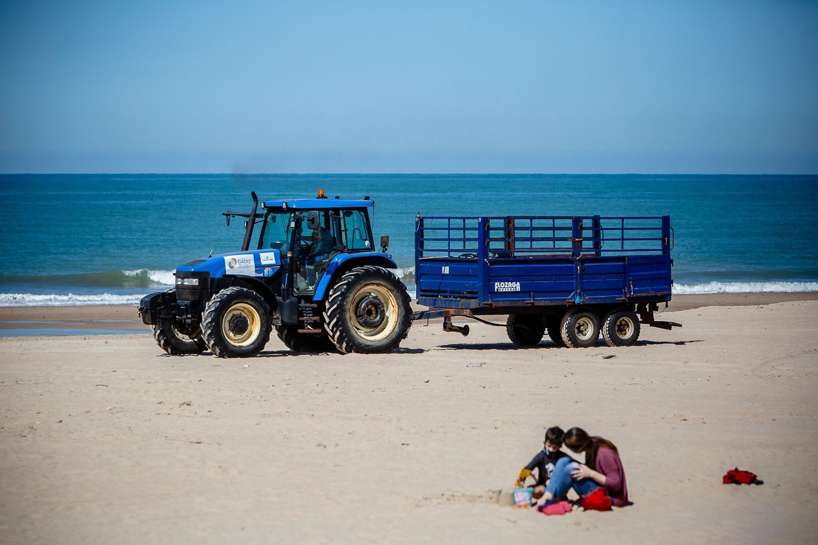 Maquinaria de la empresa municipal Cádiz 2000, trabajando esta semana en la playa de La Victoria