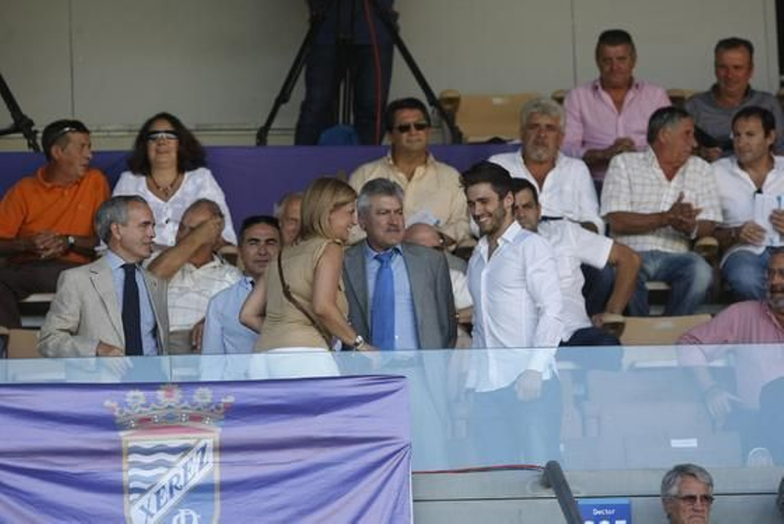 María José García-Pelayo, alcaldesa de Jerez, estuvo en el palco de Chapín, donde fue recibida por Antonio Millán y Rafael Mateos.

Foto: Juan Carlos Toro