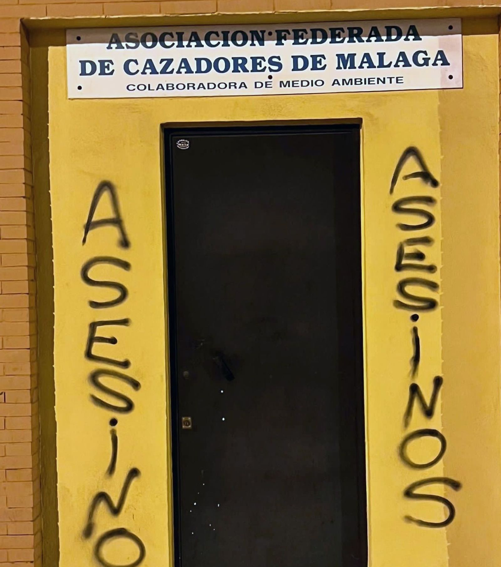 Pintadas con insultos en la sede social de la asociación de cazadores
