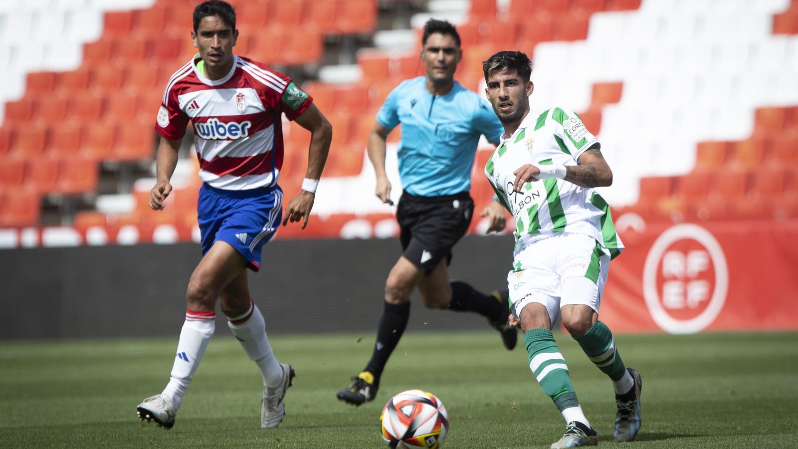Calderón cede un balón a su portero en el Recreativo Granada - Córdoba CF.