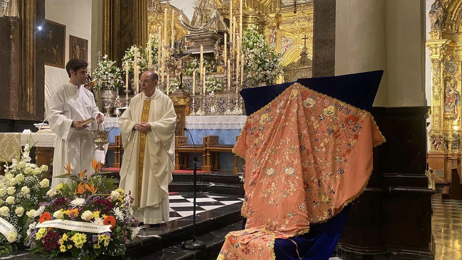 Bendición del último terno de sedas donado a la Virgen de la Capilla el pasado mes de mayo. Bendición del último terno de sedas donado a la Virgen de la Capilla el pasado mes de mayo.
